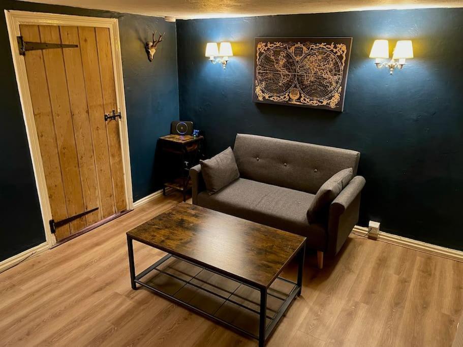 Rustic Stone With Hot Tub & Fireplace Holiday home Crowborough